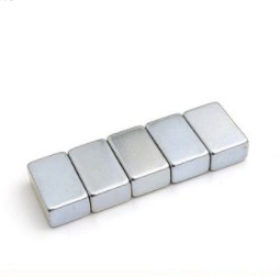 La dimensione del magnete N35-N52 di NdFeB del blocchetto del magnete della terra rara ha personalizzato