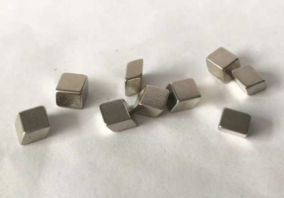 Ni del Cu del Ni che ricopre lo speciale del blocchetto del magnete di N38 NdFeB a forma di per il macchinario dell'hardware